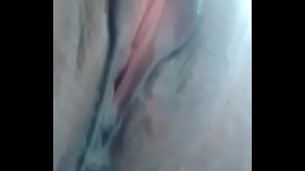 Chilena mojada masturbandose con plug anal